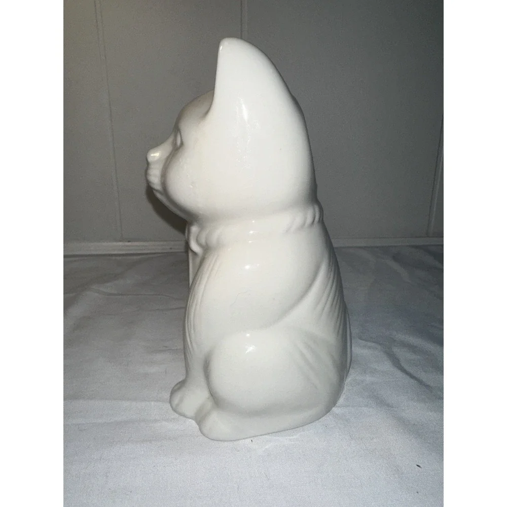 Vintage White Porcelain Maneki Neko Lucky Cat Figurine –‎ Made in China